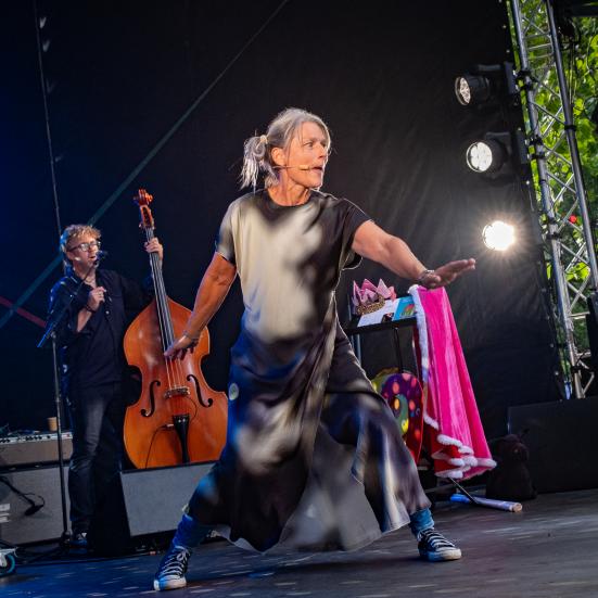 Skrallebang på scenen