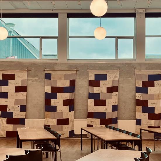 Seks vægtæpper ophængt i Farum Kulturhus Teatersal