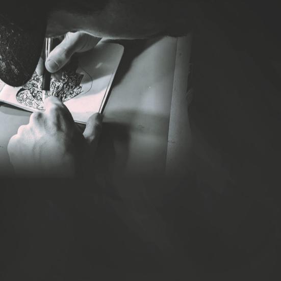 Billede af menneske, der laver linoleumsnit