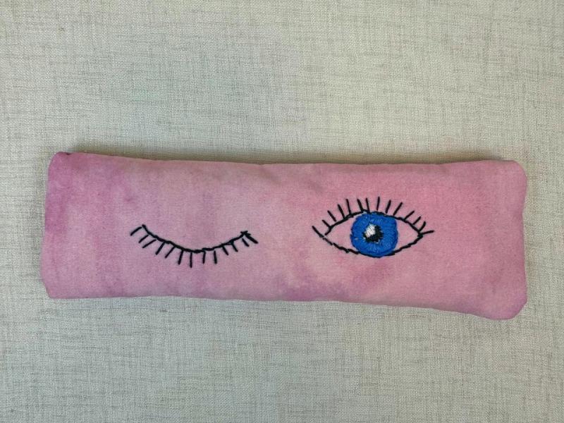 Foto af broderede øjne