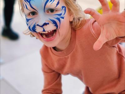 Foto af barn med ansigtsmaling