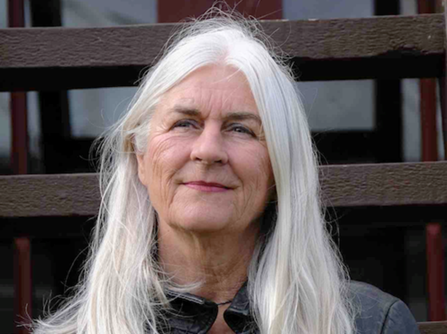 Portræt af forfatteren Anne Hjælmsø