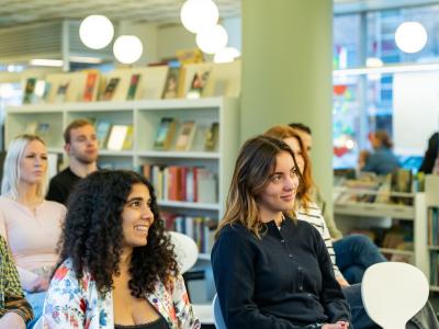 Elever lytter til foredrag